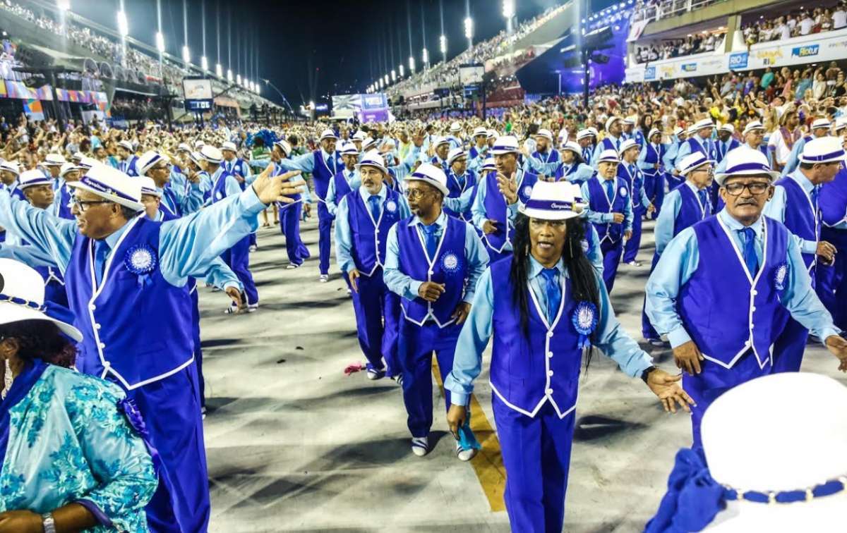 Marlon Lamar e Lucinha Nobre exibem o pavilhão portelense na Portelinha, antiga sede da escola - Leo Cordeiro / Divulgação