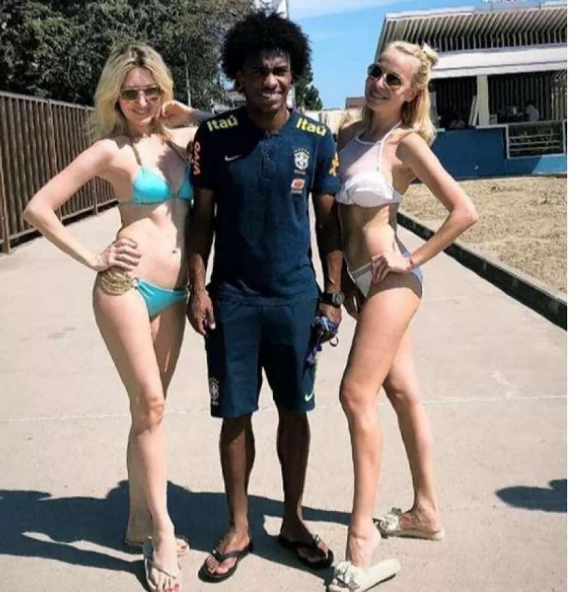 Neymar ao lado de fã na Rússia