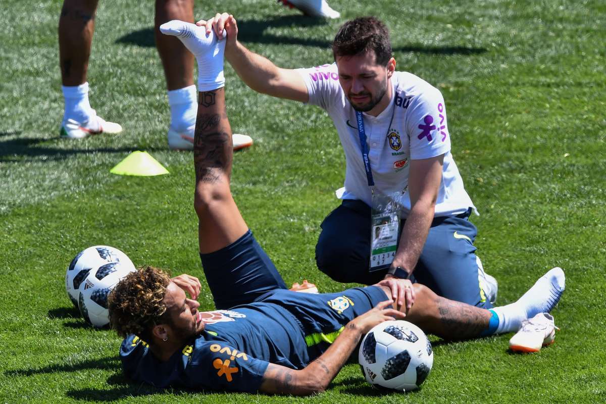 Aniversariante do dia, Philippe Coutinho leva ovada de companheiros da Seleção