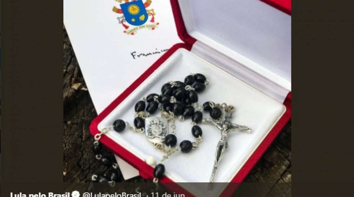 Twitter de Lula informou que o papa Francisco enviou um rosário ao ex-presidente Lula; Vaticano nega - Claudio Kbene/Reprodução/Twitter