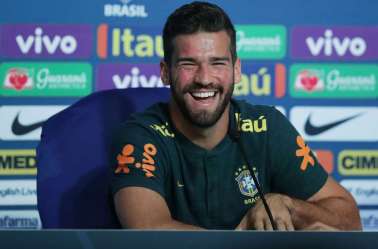 Goleiro Alisson se emociona ao falar de gol de Luis Díaz pelo Liverpool 