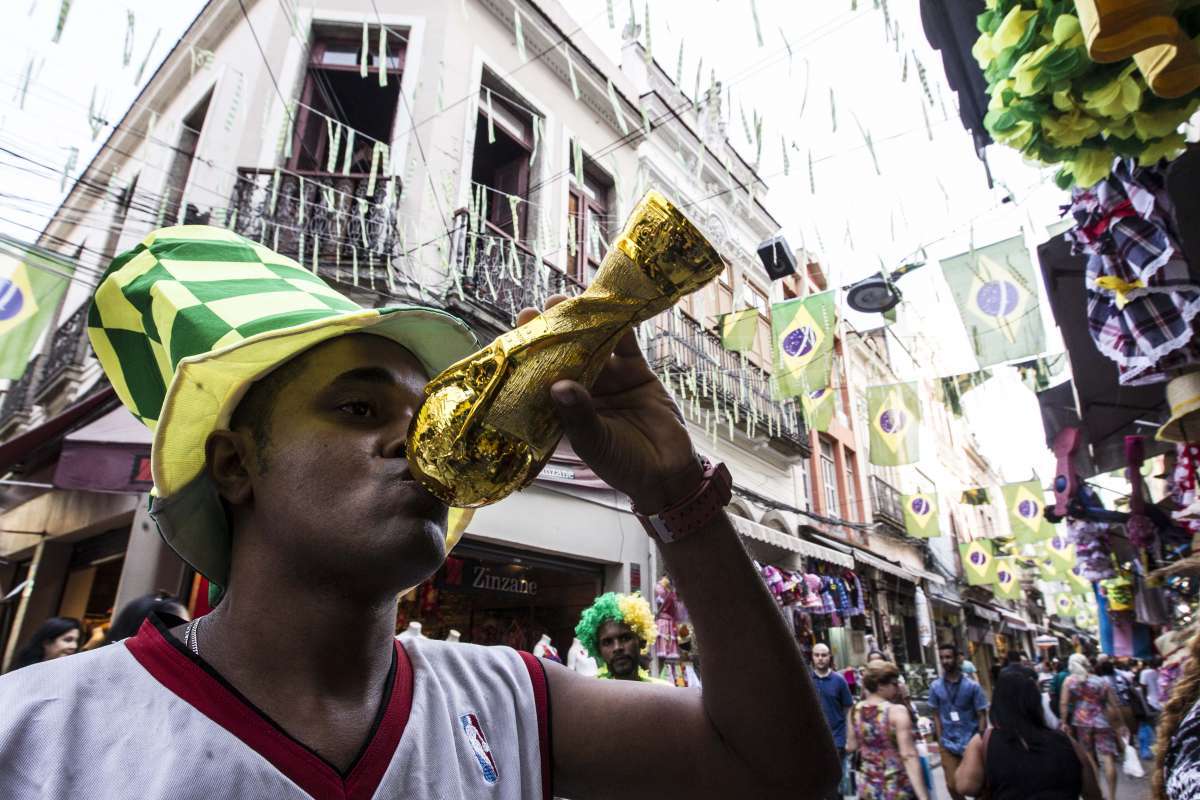 Corneta em forma de taça da Copa do Mundo é uma das novidades com maior saída nas lojas do Saara. Cores da bandeira predominam - Marcio Mercante / Agencia O Dia