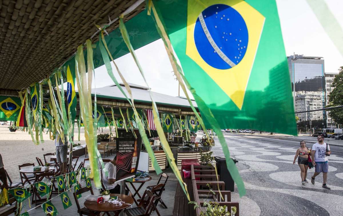 Preparativos dos quiosques da orla de Copacabana nos dias que antecedem a Copa do Mundo. O funcionario Altemar do espaco quiosque E Rj, 12 de junho.