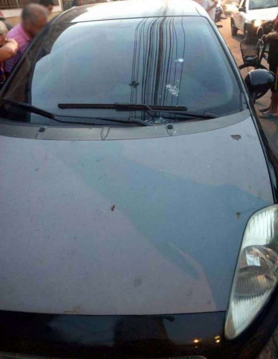 Carro da vítima foi alvejado