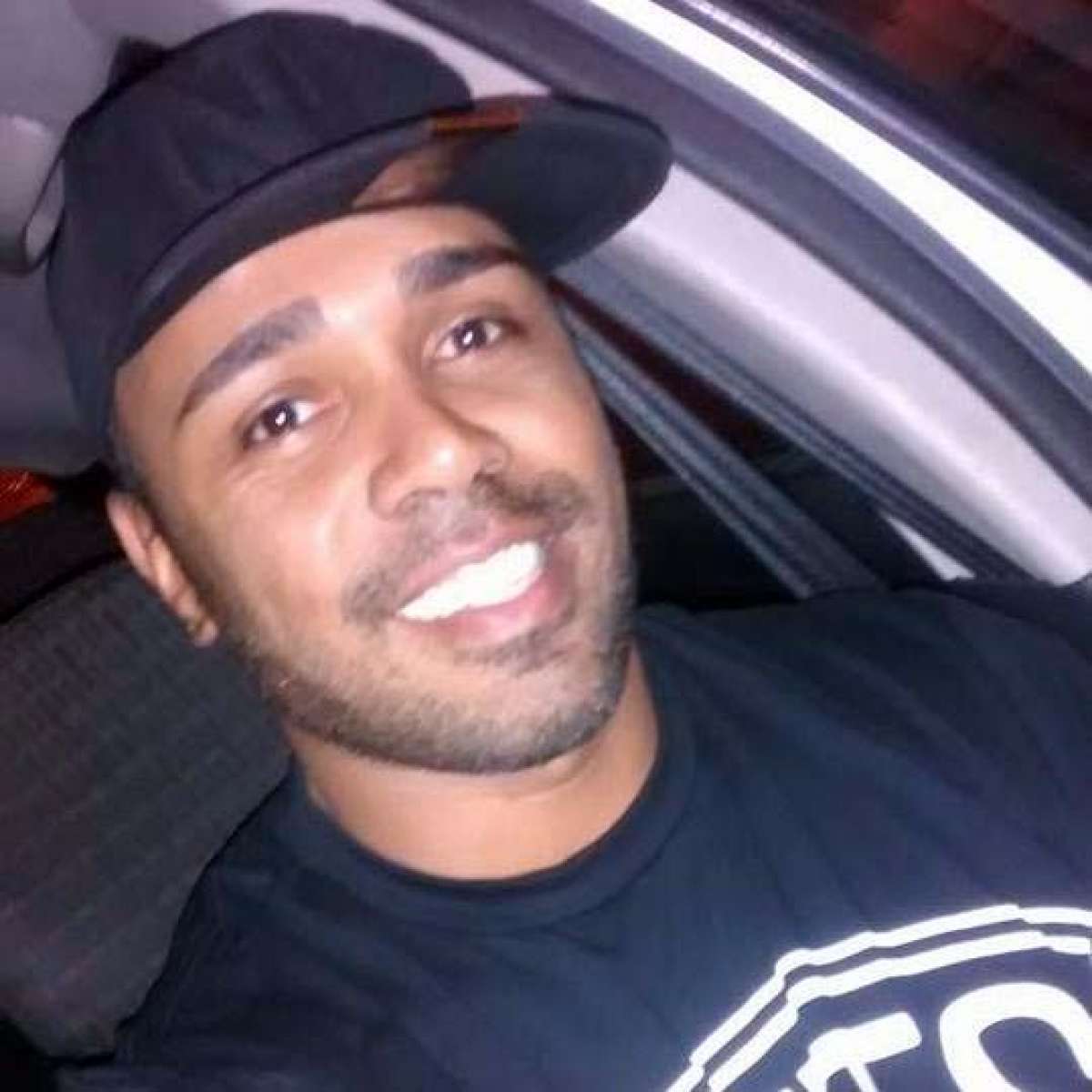 Rodrigo estava em seu carro na Rua Fama