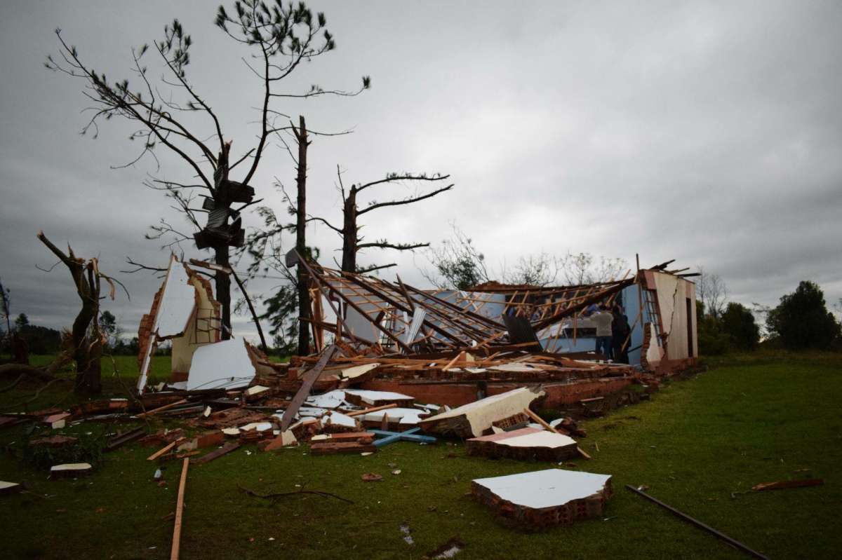 Tornado deixa dois mortos e causa prejuízos em 20 cidades no RS