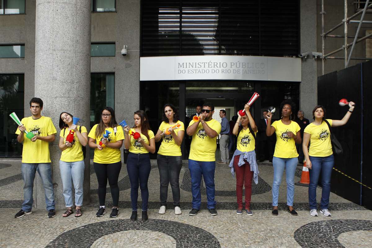 Ato na porta do minist&eacute;rio P&uacute;blico para cobrar respostas sobre a morte da Vereadora Mariele Franco.    Estefan Radovicz / Ag&ecirc;ncia O Dia                         ATO,MANIFESTA.&Ccedil;&Atilde;O,ASSASSINATO,RIO
      Byline