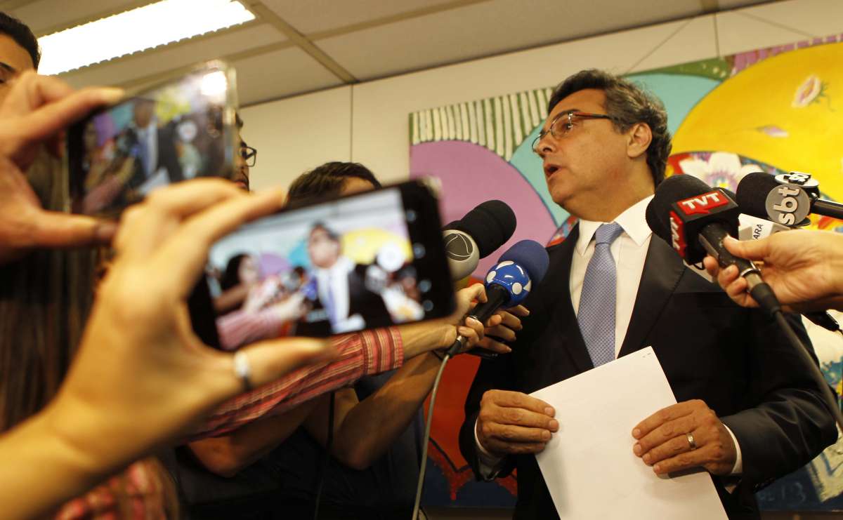 Ato na porta do minist&eacute;rio P&uacute;blico para cobrar respostas sobre a morte da Vereadora Mariele Franco. Na foto, Eduardo Gussem,Procurador geral de Justi&ccedil;a do Estedo.    Estefan Radovicz / Ag&ecirc;ncia O Dia                         ATO,MANIFESTA.&Ccedil;&Atilde;O,ASSASSINATO,RIO
      Byline