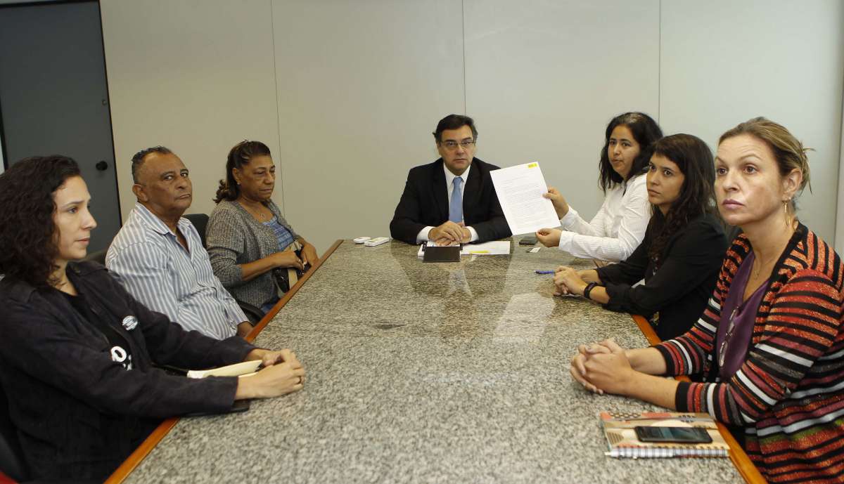 Ato na porta do minist&eacute;rio P&uacute;blico para cobrar respostas sobre a morte da Vereadora Mariele Franco. Na foto, no centro da foto, recebe of,icio da Anistia Internacional sobre o caso Mariele.. No lado esquerdo da mesa, a companheira de Mariele,Monica Ben,icio, e os pais da Vereadora,Antonio Francisco da Silva e a M&atilde;e, Marinete. na esquerda de camisa Branca,Reneta NederCoordenadora da Anistia Internacional.. com outras.. No centro, Eduardo Gussem,Procurador geral de Justi&ccedil;a do Estedo.    Estefan Radovicz / Ag&ecirc;ncia O Dia                         ATO,MANIFESTA.&Ccedil;&Atilde;O,ASSASSINATO,RIO
      Byline