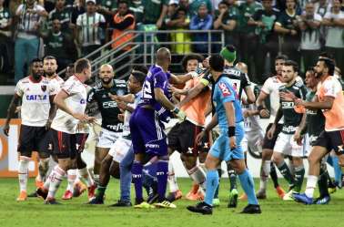 Dos seis expulsos de Palmeiras x Flamengo, STJD pune apenas um jogador
