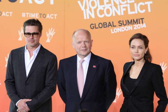O ex-secretário de Relações Exteriores do Reina Unido William Hague com Angelina Jolie e Brad Pitt em Cúpula Global para Acabar com a Violência Sexual, em 2014 - Wikimedia Commons/ Foreign and Commonwealth Office