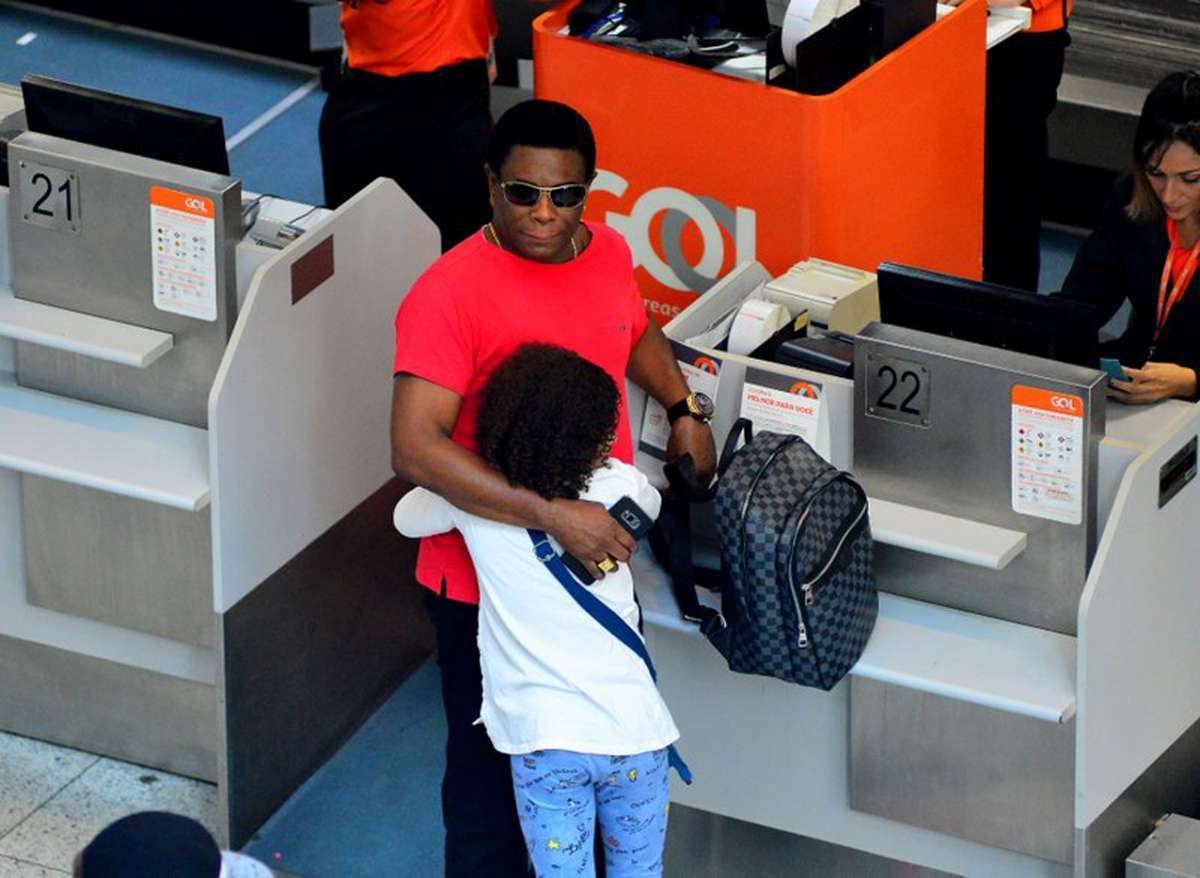 Neguinho da Beija-Flor abra&ccedil;a a filha Luiza ao embarcar no Aeroporto Santos Dumont, no Rio, em 2017