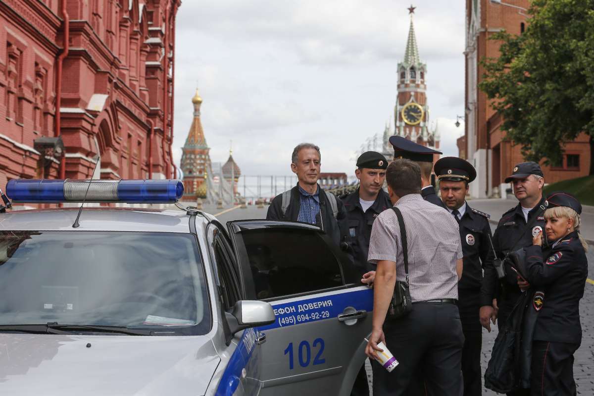 Polícia russa prende ativista Peter Tatchell depois que ele protestou contra os maus tratos promovidos pelo governo Putin contra a comunidade LGBT - AFP / Maxim Zmeyev