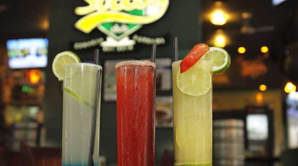 Caderno Baixada - Preparativos do comércio de rua e bares para a copa do mundo de futebol. Na foto, a comerciante com loja no centro de Nova Iguaçu. Silvana Andrade.             Nova Iguaçu.
