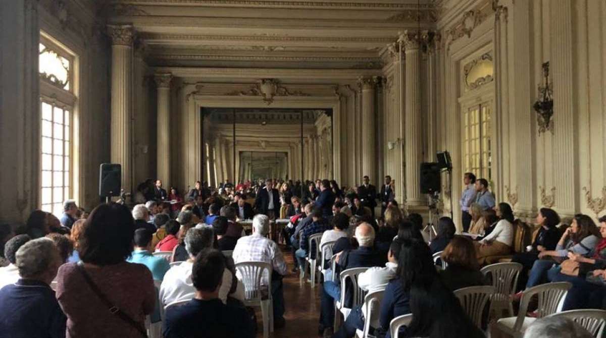 Nem mesmo a falta de luz interrompeu a audiência na Câmara dos Vereadores, que durou pouco mais de seis horas - PALOMA SAVEDRA