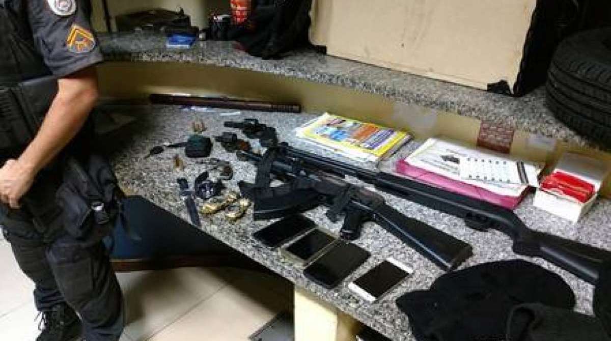 Em Itaboraí, homens são presos com armas e veículo roubado