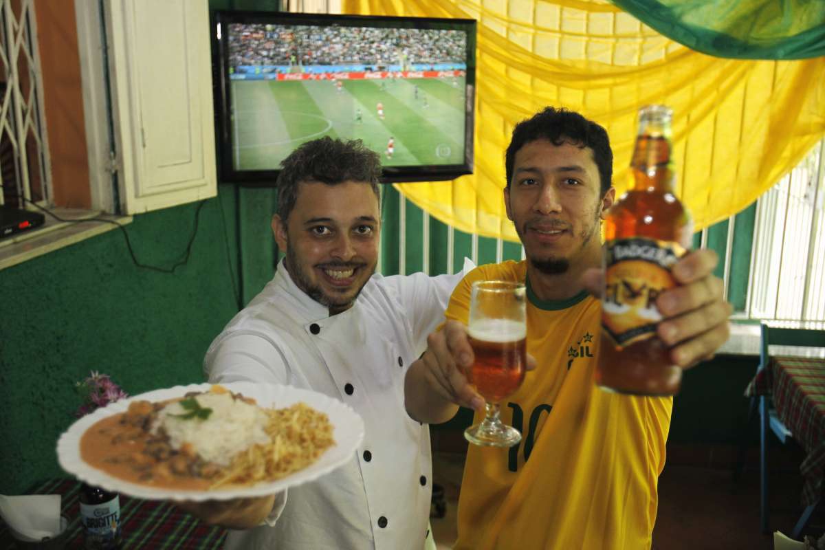 Caderno Baixada - Preparativos do comércio de rua e bares para a copa do mundo de futebol. Na foto, a comerciante com loja no centro de Nova Iguaçu. Silvana Andrade.             Nova Iguaçu.