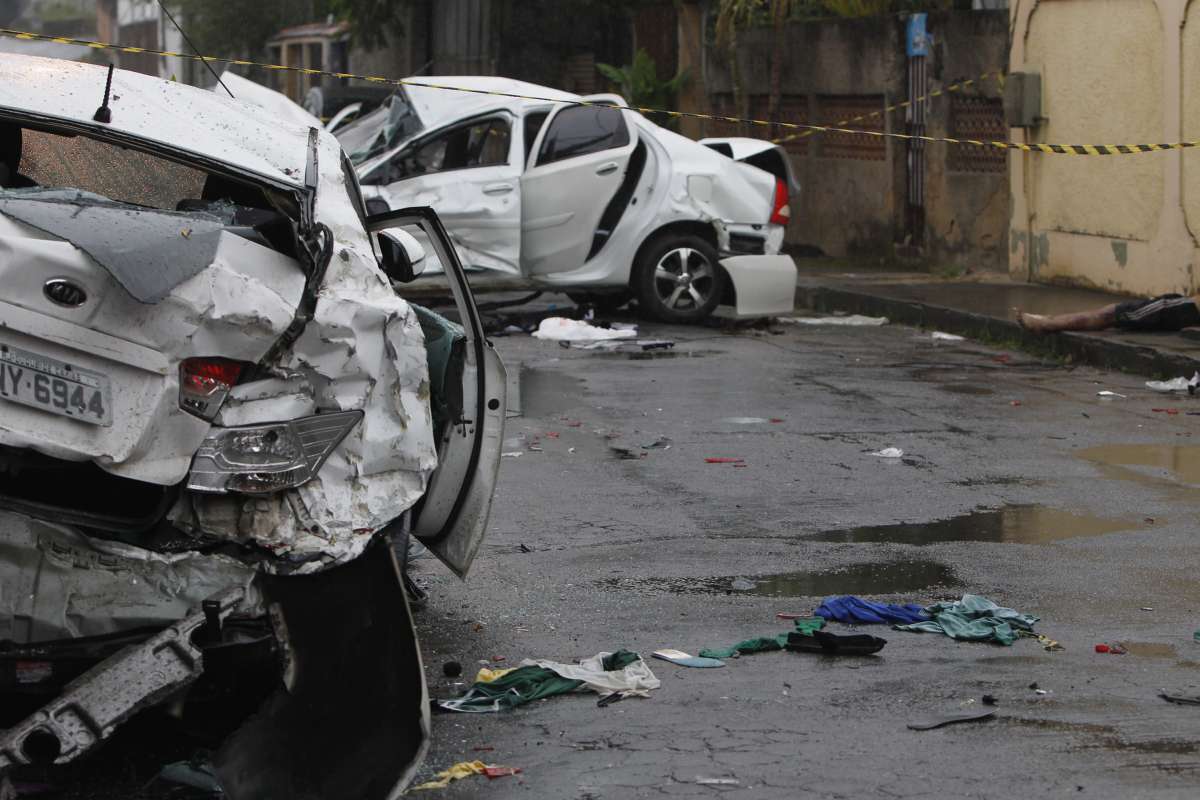 Carros ap&oacute;s o acidente provocado por bandidos em fuga em Caxias - Severino Silva