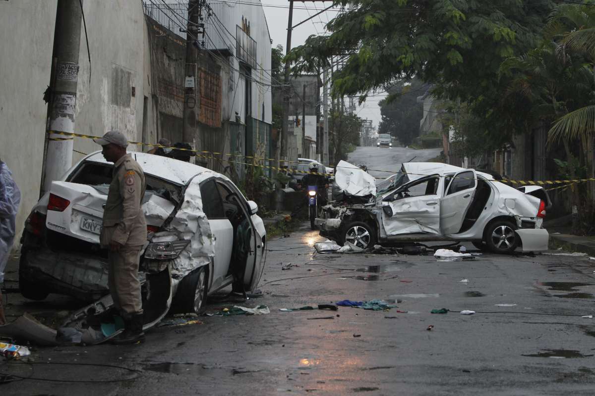 Bandidos em fuga atropelaram Policial e esposa no Jardim Primavera, o casal morreu e um dos bandidos tamb&eacute;m, M&atilde;e e irm&atilde; do bandido choraram e acariciaram o corpo  Foto  Severino  Silva Agencia O Dia