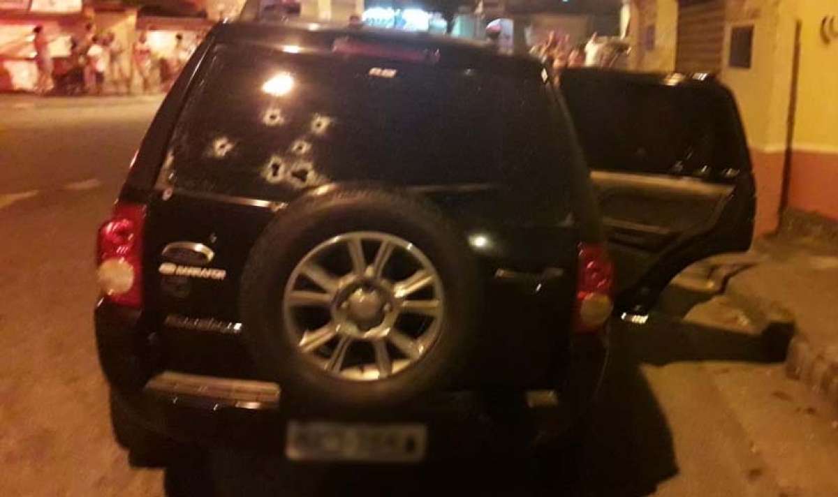 Marcas na parte traseira do carro