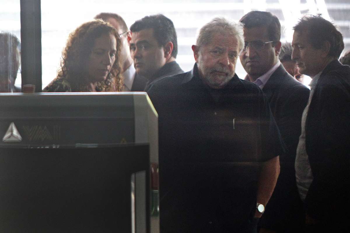 MF SAO PAULO/SP - 04/03/2016 - EMBARGADO   LULA / POLICIA / FEDERAL - POLITICA NACIONAL  OPERAÇÃO LAVA JATO / 24ª FASE ALETHEIA - Lula conversa com Jose Mentor ao sair do aeroporto de Congonhas onde prestou depoimento a Policia Federal  FOTO: MARCIO FERNANDES / ESTADÃO