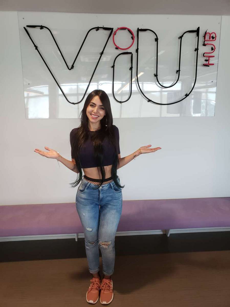 Em função do processo de integração em curso no Grupo Globo, a youtuber Nyvi Estephan será figura frequente em vários programas para divulgar seu trabalho na Web e na TV.