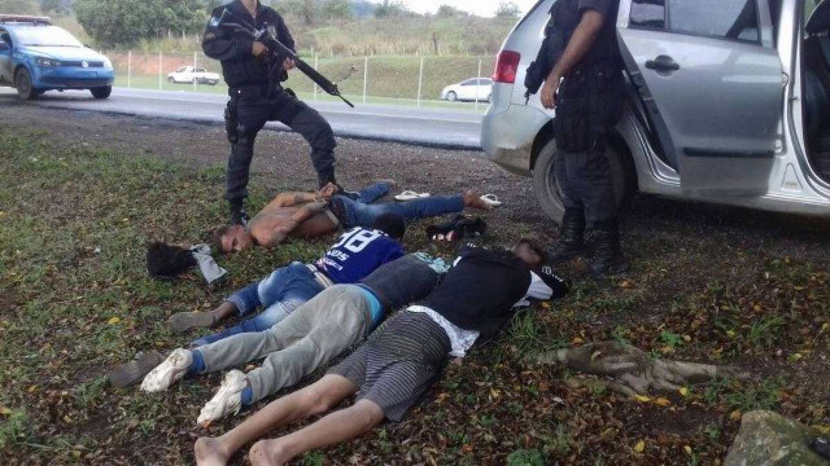 Em Itaboraí, homens são presos com armas e veículo roubado - Divulgação