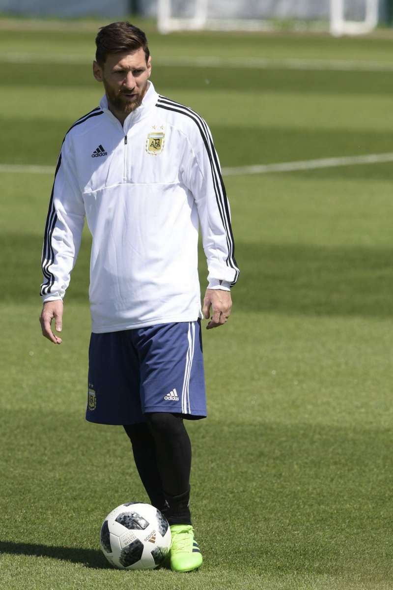 Argentina's forward Lionel Messi attends a training session at the team's base camp in Bronnitsy, near Moscow, on June June 15, 2018, on the eve of their Russia 2018 World Cup Group D football match against Iceland. / AFP PHOTO / JUAN MABROMATA
      Caption