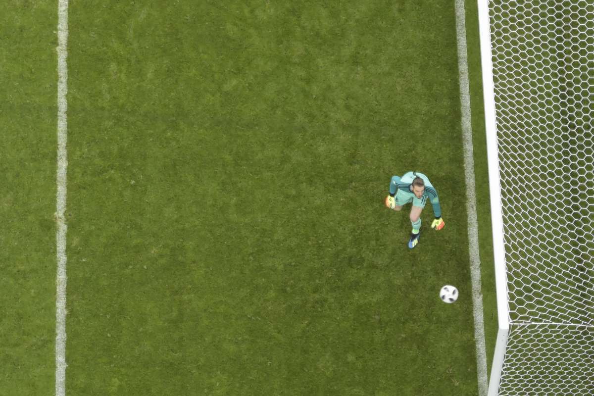 CR7 marca lindo gol de falta