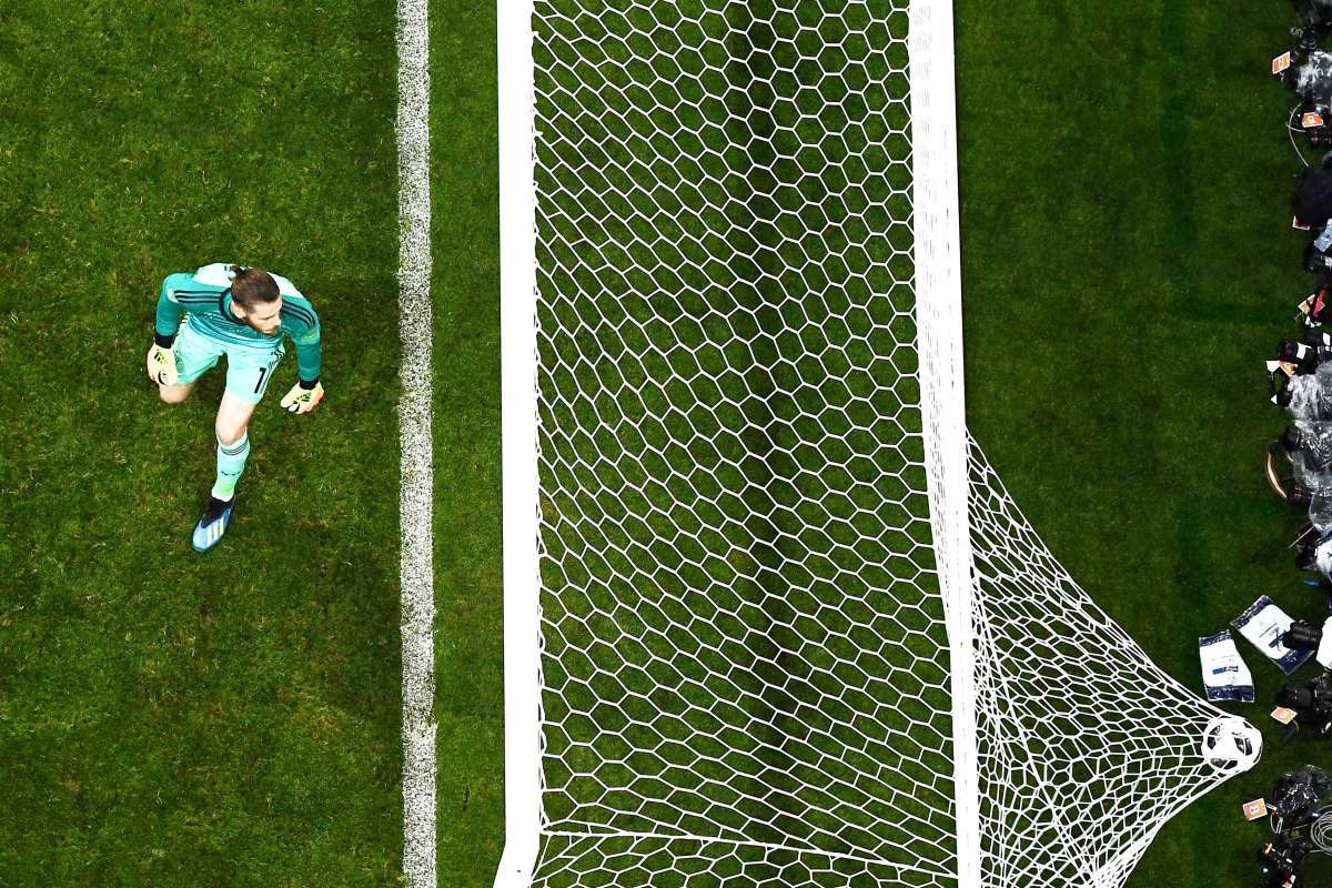 CR7 marca lindo gol de falta