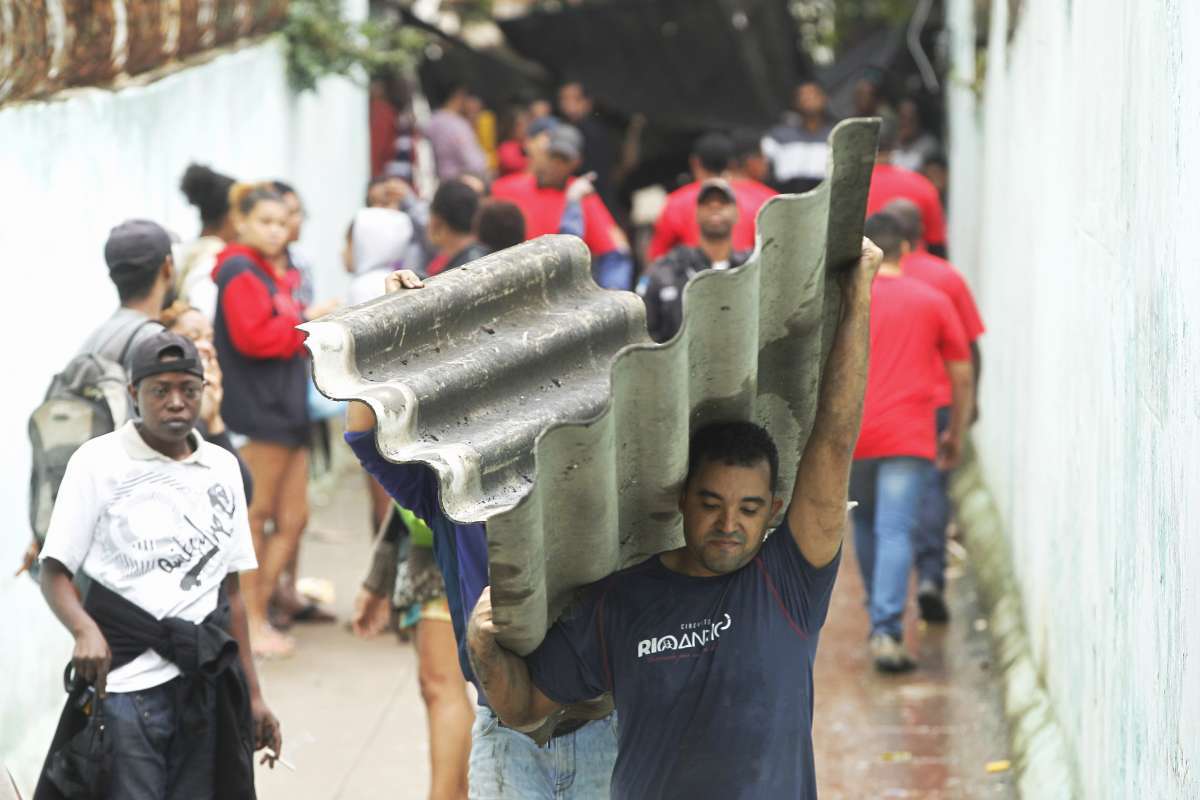 A Prefeitura com o apoio da Guarda Municipal e da PM, cumpriu na manhã dessa sexta feira a reintegração de posse num terreno da rua São Luiz Gonzaga em São Cristóvão.