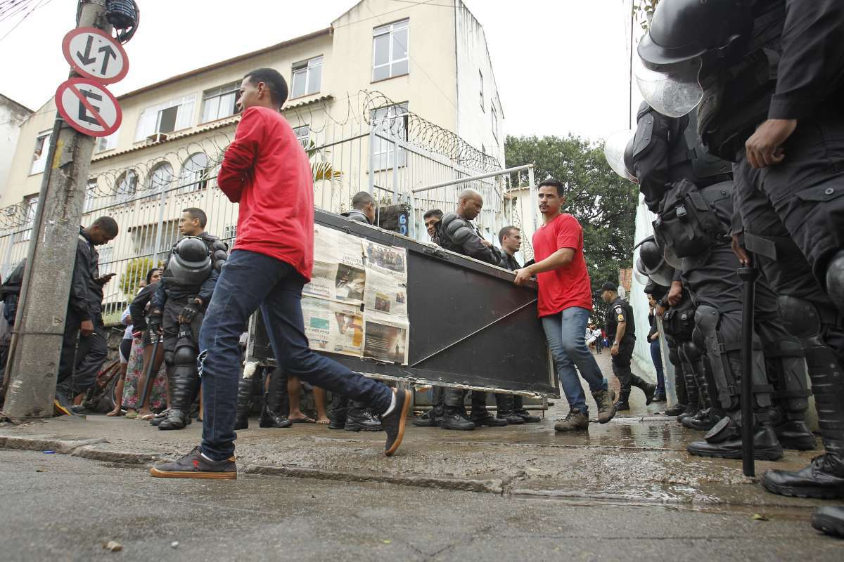 A Prefeitura com o apoio da Guarda Municipal e da PM, cumpriu na manhã dessa sexta feira a reintegração de posse num terreno da rua São Luiz Gonzaga em São Cristóvão.