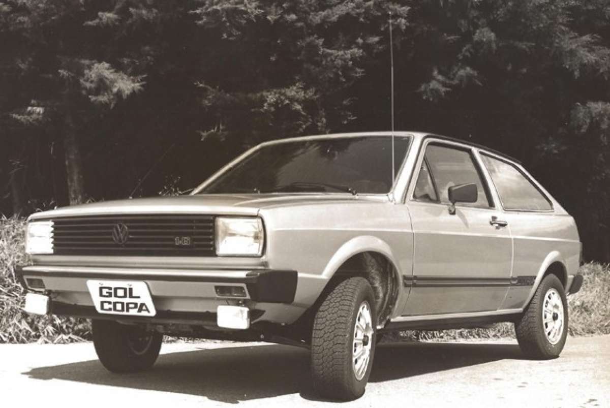 Gol Copa 1982 foi a primeira série especial lançado por montadoras no Brasil, modelo contava com cor especial, manopla de câmbio em formato de bola e adesivo alusivo a versão na traseira como diferencial