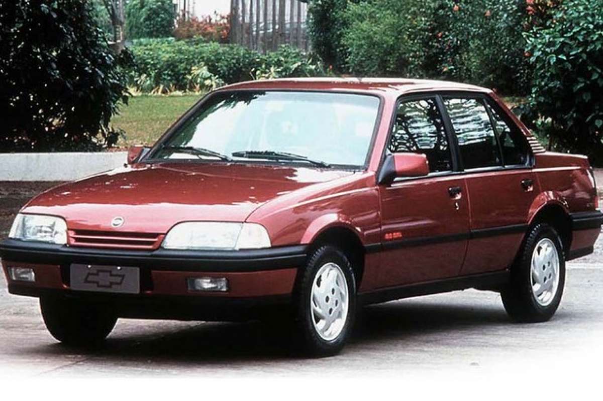 Gol Copa 1982 foi a primeira s&eacute;rie especial lan&ccedil;ado por montadoras no Brasil, modelo contava com cor especial, manopla de c&acirc;mbio em formato de bola e adesivo alusivo a vers&atilde;o na traseira como diferencial
