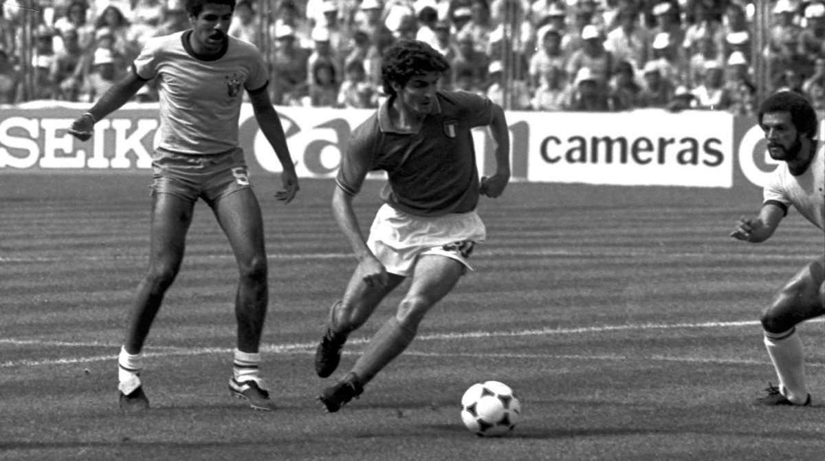 Copa do Mundo 1982 - Espanha.Toninho Cerezzo, Paolo Rossi (20)e J&uacute;nior.Data: 05/07/1982.Foto: Celso