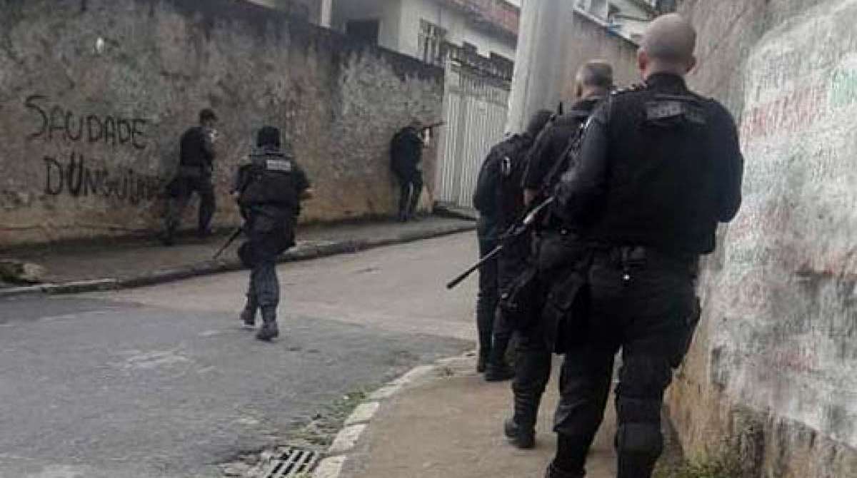 Policiais por ruas da comunidade