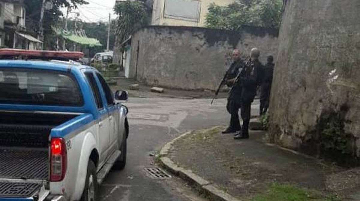Policiais por ruas da comunidade