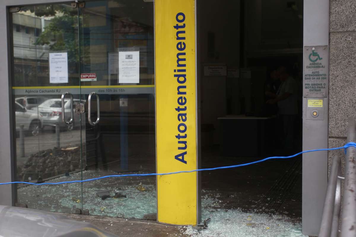 16/06/18-Bandidos explodem agência do Banco do Brasil no Cachambi, trocam tiros com a Policia e fazem pelo menos 30 pessoas reféns durante o assalto. O Local fica bem próximo do Norte Shopping e a cerca de 150 metros de uma cabine da Polícia Militar, que ficou com pelo menos 2 marcas de tiro. Outras lojas tambem ficaram com marcas de tiro. Foto de Maíra Coelho / Agência O Dia. Cidade, Assalto, Medo, Insegurança, Segurança , Comércio, Explosão, Caixa, Eletrônico