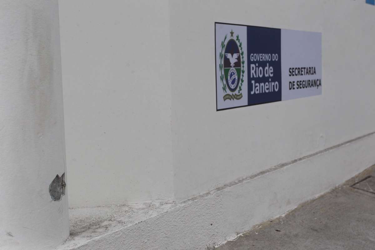 18-B-06-16andidos explodem agência do Banco do Brasil no Cachambi, trocam tiros com a Policia e fazem pelo menos 30 pessoas reféns durante o assalto. O Local fica bem próximo do Norte Shopping e a cerca de 150 metros de uma cabine da Polícia Militar, que ficou com pelo menos 2 marcas de tiro. Outras lojas tambem ficaram com marcas de tiro. Foto de Maíra Coelho / Agência O Dia. Cidade, Assalto, Medo, Insegurança, Segurança , Comércio, Explosão, Caixa, Eletrônico