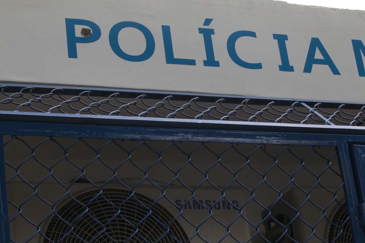 18-B-06-16andidos explodem ag&ecirc;ncia do Banco do Brasil no Cachambi, trocam tiros com a Policia e fazem pelo menos 30 pessoas ref&eacute;ns durante o assalto. O Local fica bem pr&oacute;ximo do Norte Shopping e a cerca de 150 metros de uma cabine da Pol&iacute;cia Militar, que ficou com pelo menos 2 marcas de tiro. Outras lojas tambem ficaram com marcas de tiro. Foto de Ma&iacute;ra Coelho / Ag&ecirc;ncia O Dia. Cidade, Assalto, Medo, Inseguran&ccedil;a, Seguran&ccedil;a , Com&eacute;rcio, Explos&atilde;o, Caixa, Eletr&ocirc;nico