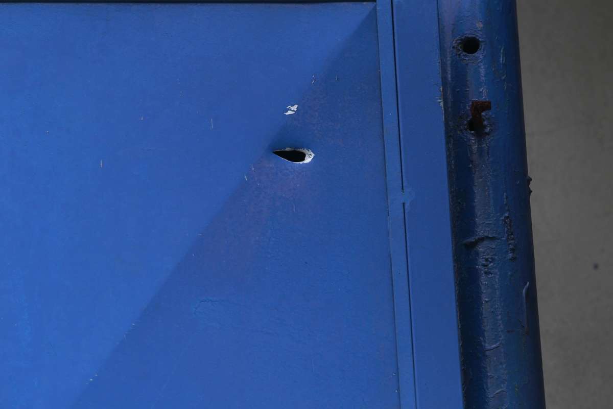 18-B-06-16andidos explodem agência do Banco do Brasil no Cachambi, trocam tiros com a Policia e fazem pelo menos 30 pessoas reféns durante o assalto. O Local fica bem próximo do Norte Shopping e a cerca de 150 metros de uma cabine da Polícia Militar, que ficou com pelo menos 2 marcas de tiro. Outras lojas tambem ficaram com marcas de tiro. Foto de Maíra Coelho / Agência O Dia. Cidade, Assalto, Medo, Insegurança, Segurança , Comércio, Explosão, Caixa, Eletrônico