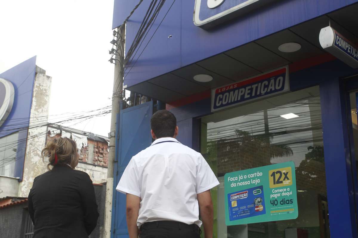 18-B-06-16andidos explodem agência do Banco do Brasil no Cachambi, trocam tiros com a Policia e fazem pelo menos 30 pessoas reféns durante o assalto. O Local fica bem próximo do Norte Shopping e a cerca de 150 metros de uma cabine da Polícia Militar, que ficou com pelo menos 2 marcas de tiro. Outras lojas tambem ficaram com marcas de tiro. Foto de Maíra Coelho / Agência O Dia. Cidade, Assalto, Medo, Insegurança, Segurança , Comércio, Explosão, Caixa, Eletrônico