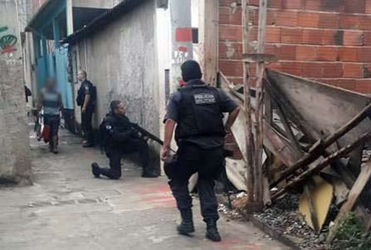 Policiais por ruas da comunidade - Divulgação / Polícia Militar