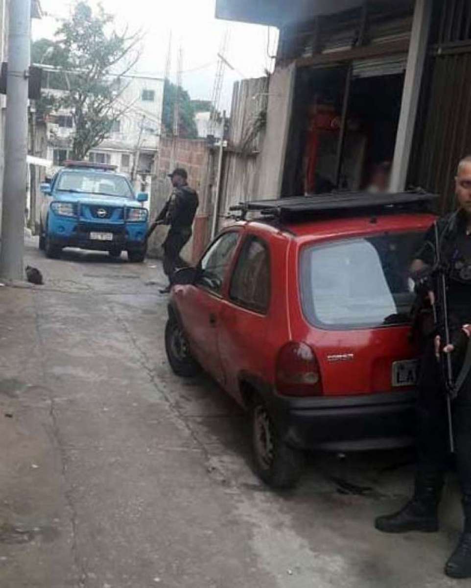 Policiais por ruas da comunidade