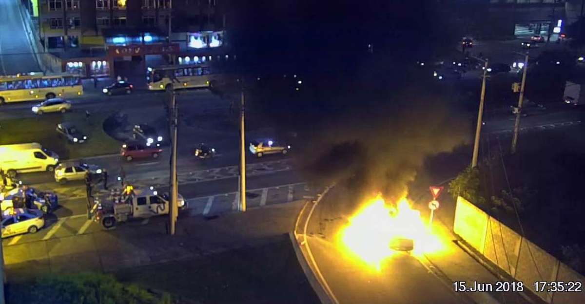 Pista da Avenida Marechal Fontenelle tamb&eacute;m teve que ser fechada