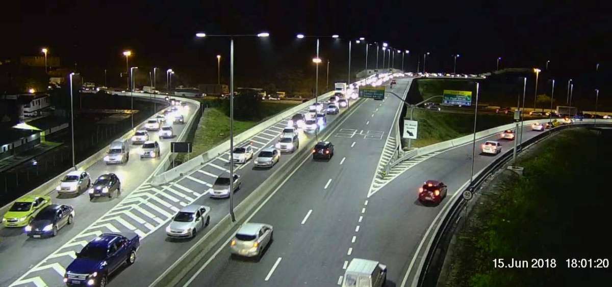 Reflexos no tr&acirc;nsito da Transol&iacute;mpica por causa do fechamento da sa&iacute;da
