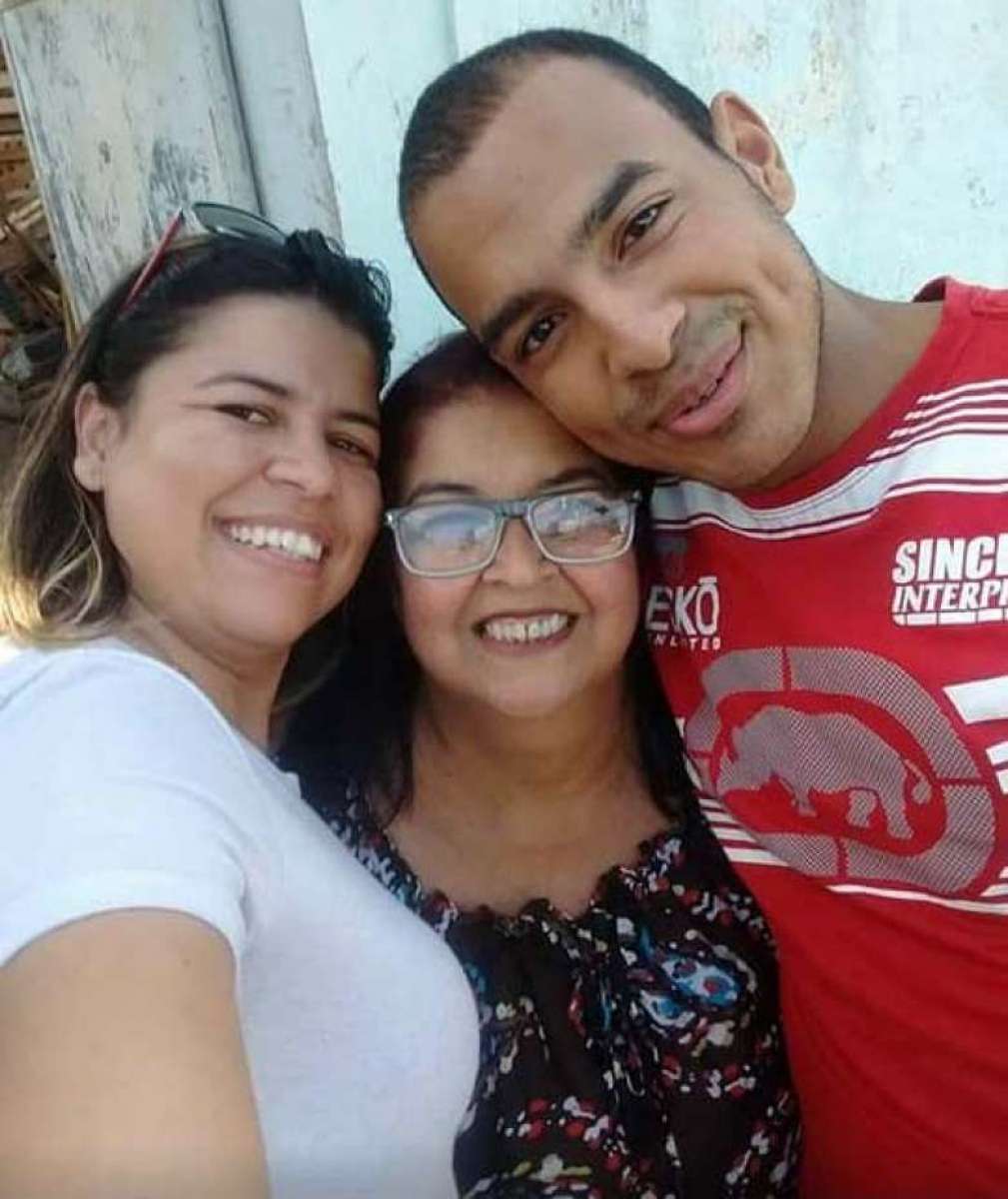 Amanda (à esquerda) e o filho