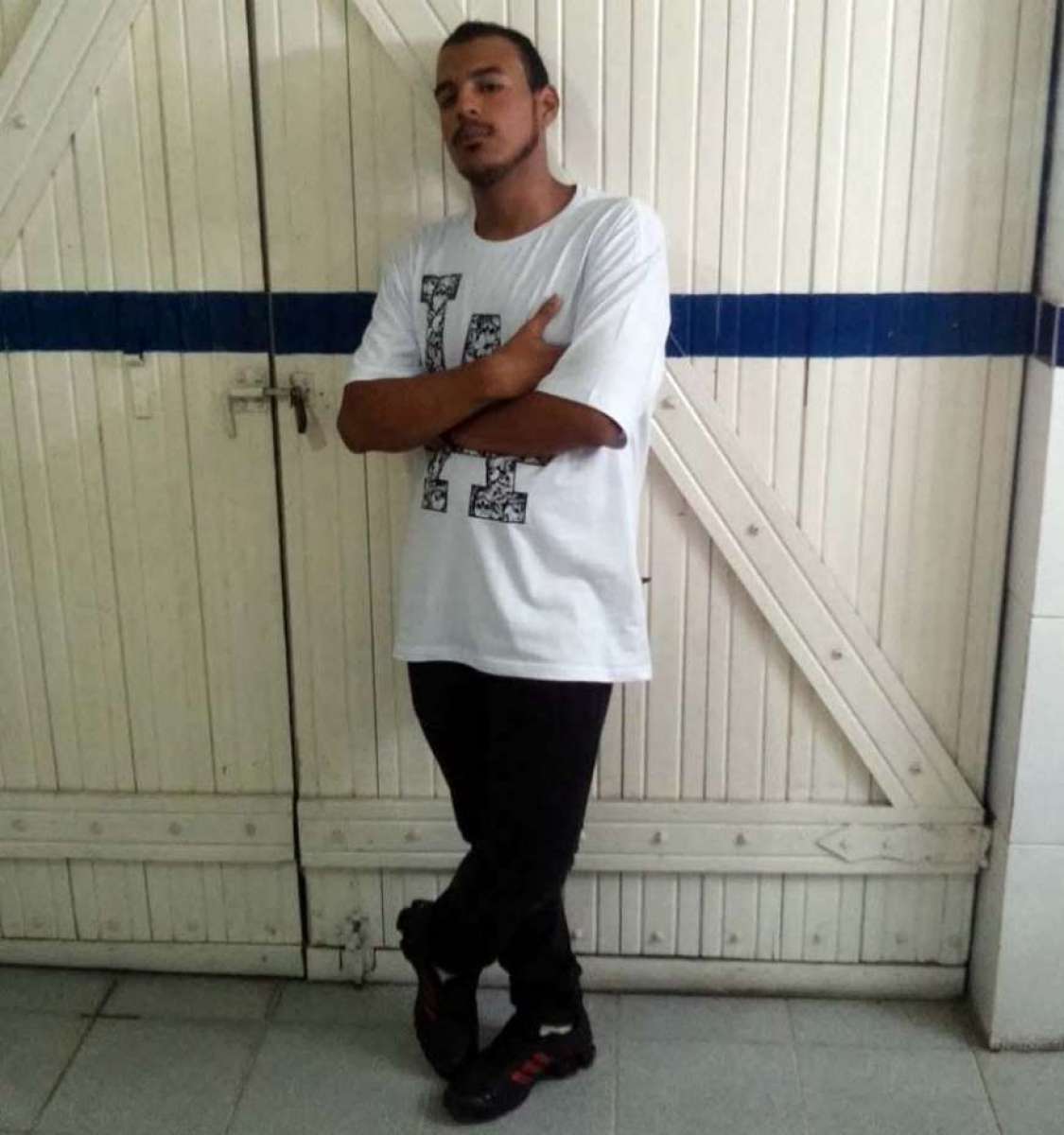 Amanda (à esquerda) e o filho