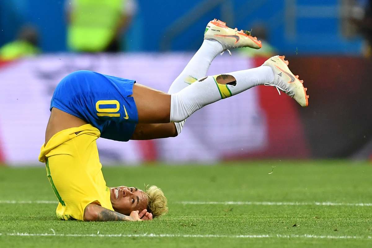Brazil's forward Neymar falls during the Russia 2018 World Cup Group E football match between Brazil and Switzerland at the Rostov Arena in Rostov-On-Don on June 17, 2018. / AFP PHOTO / JOE KLAMAR / RESTRICTED TO EDITORIAL USE - NO MOBILE PUSH ALERTS/DOWNLOADS