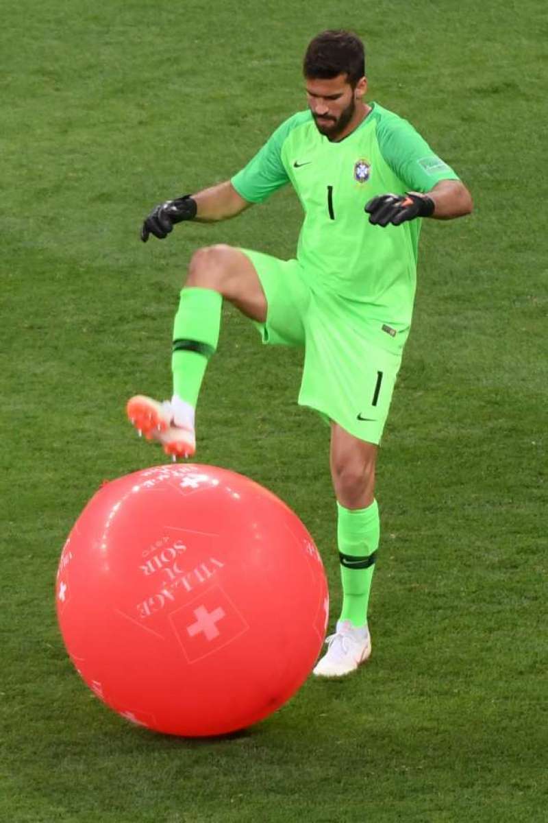 Alisson fura um balão suíço